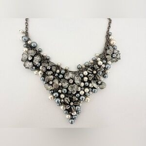 Elegant Floral Pearl Necklace